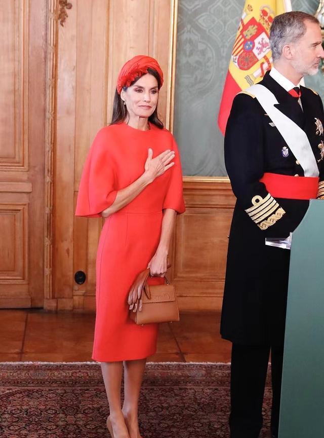 西班牙王后不怕冷，竟然用“斗篷”大衣配连衣裙，为王室形象拼了