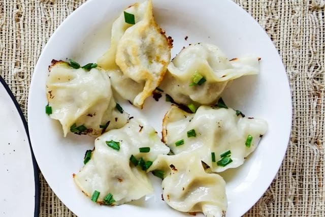 冬季暖胃早餐：鲜肉煎饺搭配番茄青菜蛋汤