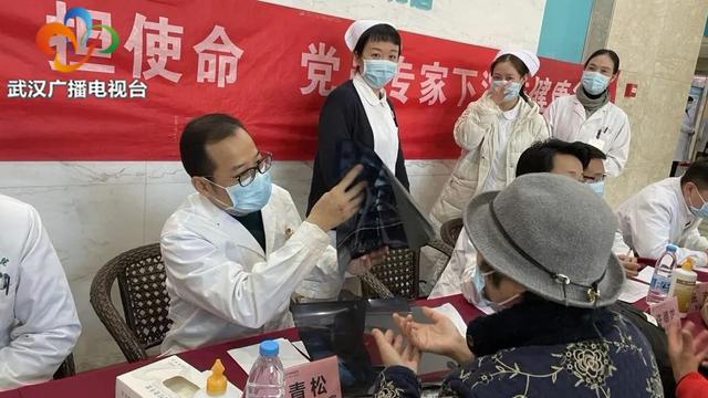 党员专家志愿服务进社区，居民点赞“一号难求”的骨科名医