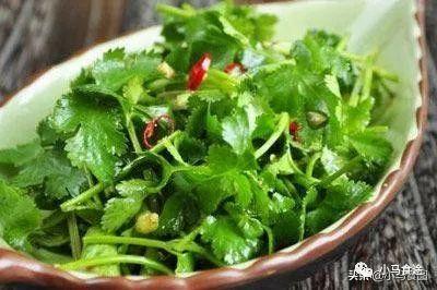 香菜不只是调味香料，它还可以和其他蔬菜一样作为主料单炒