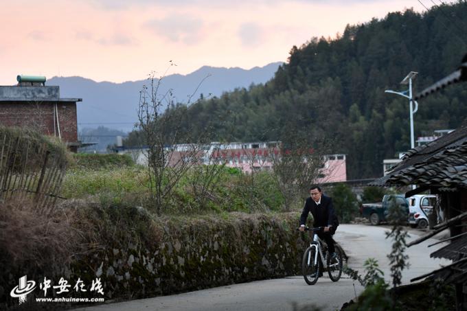 村里书记叫小芳 心怀使命建家乡