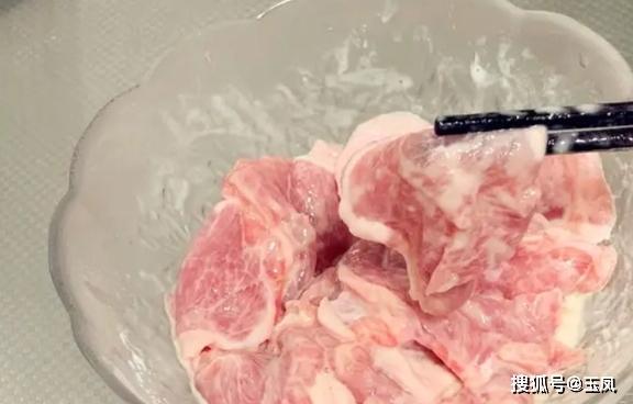 炒肉片时别急着下锅，多加“这两步”肉片鲜嫩入味还不腥！