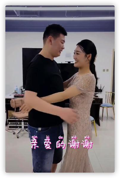 大衣哥女儿近照曝光，烫头染发造型洋气，减肥后性格开朗变化大