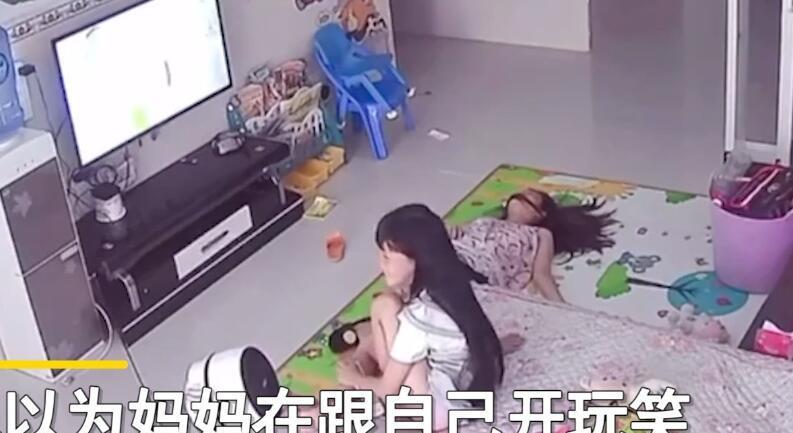 女子刚教训完女儿就晕倒，女儿只顾盯着电视看不管妈妈：令人寒心