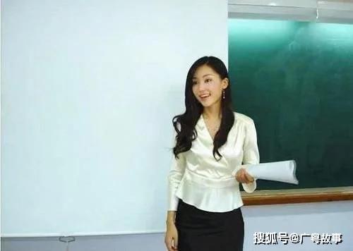 爸爸姓刘妈妈姓邓，双胞胎女儿上学第一天，老师：这名字真洋气！