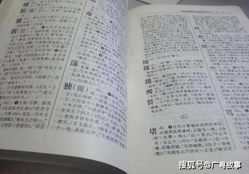 爸爸姓刘妈妈姓邓，双胞胎女儿上学第一天，老师：这名字真洋气！