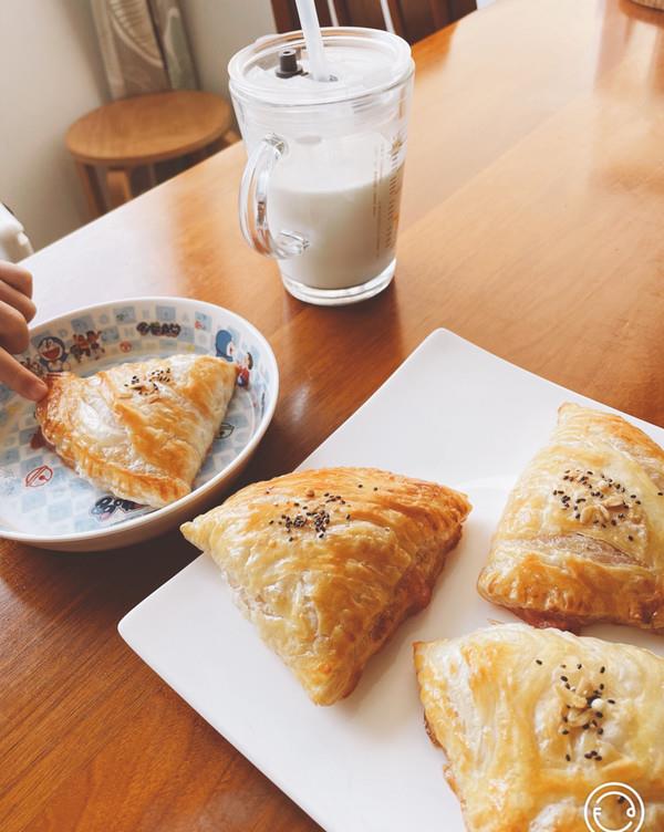 只需一张手抓饼，教你在家制作，金黄酥脆清香甜蜜的苹果派