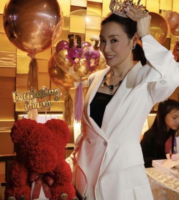 熊黛林双胞胎女儿罕露面，俩女儿越长越像，为郭可盈庆生乖巧可爱