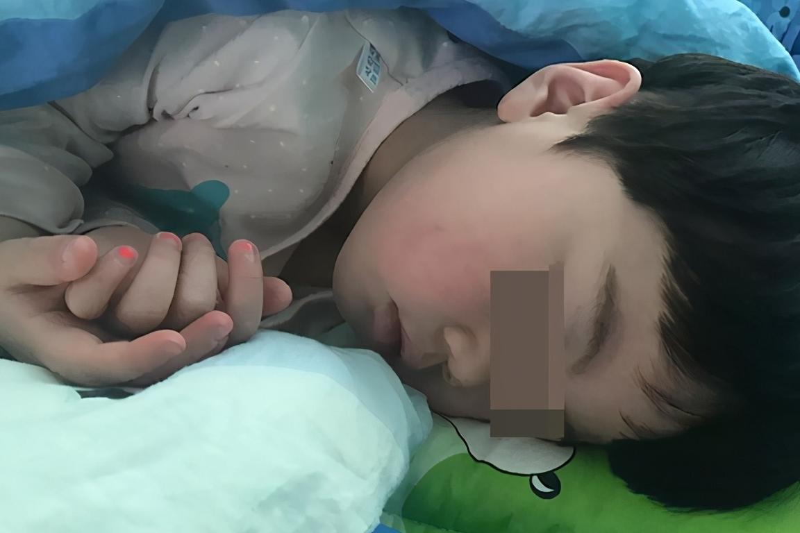 孩子睡得太晚，会影响健康吗？睡眠不足的4大后果，父母了解下