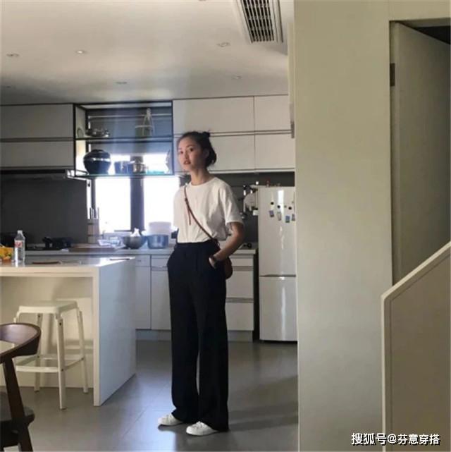 女生穿T恤，别总搭短裤，今年流行穿这4种“下装”，时髦有个性！