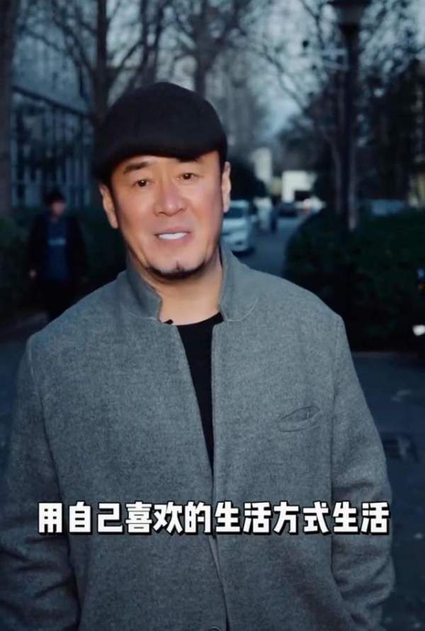 48岁杨坤晒近照，脸色憔悴戴帽仍显发际线高，身后白色摆件好贵气