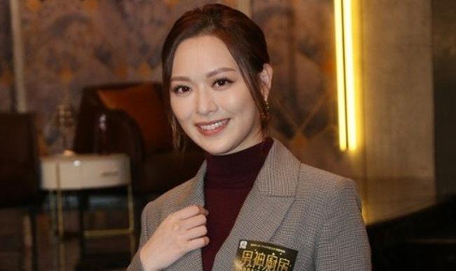 TVB颁奖在即小花军团大洗牌，何依婷成女飞热门，龚嘉欣后劲不足