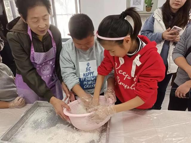 宝山这个社区做的“定胜糕”，寓意吉祥，好看又好吃