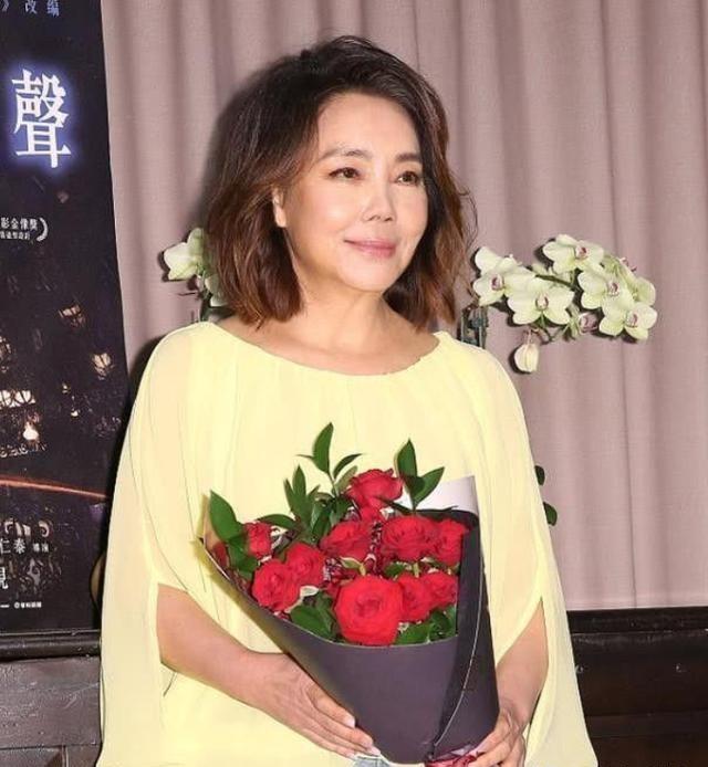 情歌天后辛晓琪近照变脸，面部浮肿苹果肌僵硬，58岁仍孤身一人