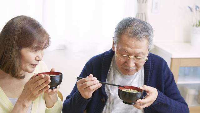 不曾帮子女带孩子的老年人，晚年过的怎么样了？三个阿姨的真心话