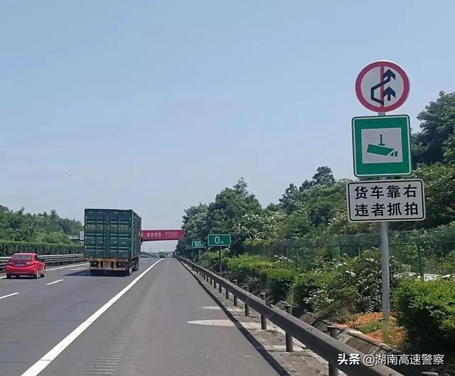 中重型货车在高速上不能超车？正确的做法是↓丨胡椒漫谈