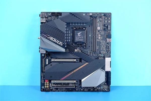 海量的钽电容！技嘉钛雕Z690 AORUS TACHYON图赏