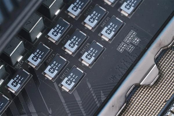 海量的钽电容！技嘉钛雕Z690 AORUS TACHYON图赏