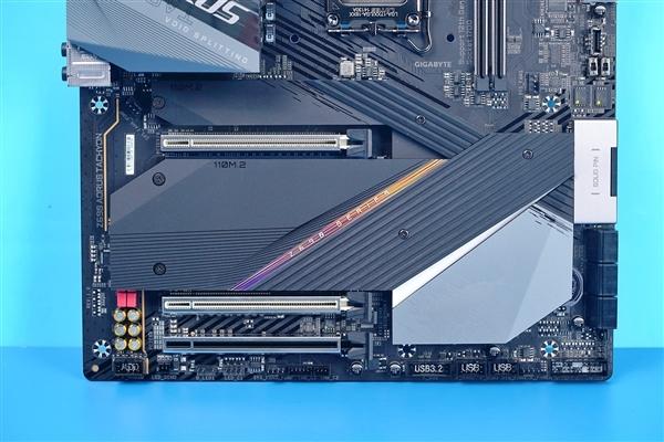 海量的钽电容！技嘉钛雕Z690 AORUS TACHYON图赏