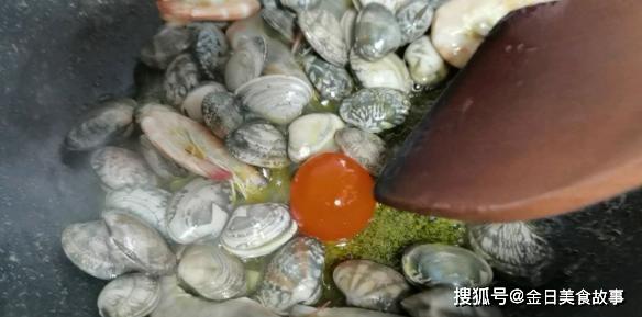 教你在家这样制作海鲜豆腐汤，做法简单，味道鲜美