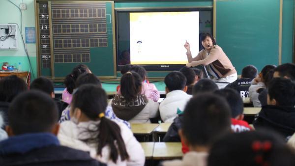 怕换老师不适应，商丘一小学老师跪在椅子上讲课，被同学喊“鲁妈妈”