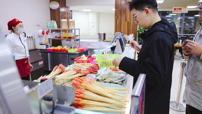 炸鸡烤串小笼锅贴，夜市上新！沪西南高校悄悄开出深夜食堂，百种料理暖心暖胃