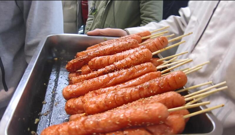 炸鸡烤串小笼锅贴，夜市上新！沪西南高校悄悄开出深夜食堂，百种料理暖心暖胃