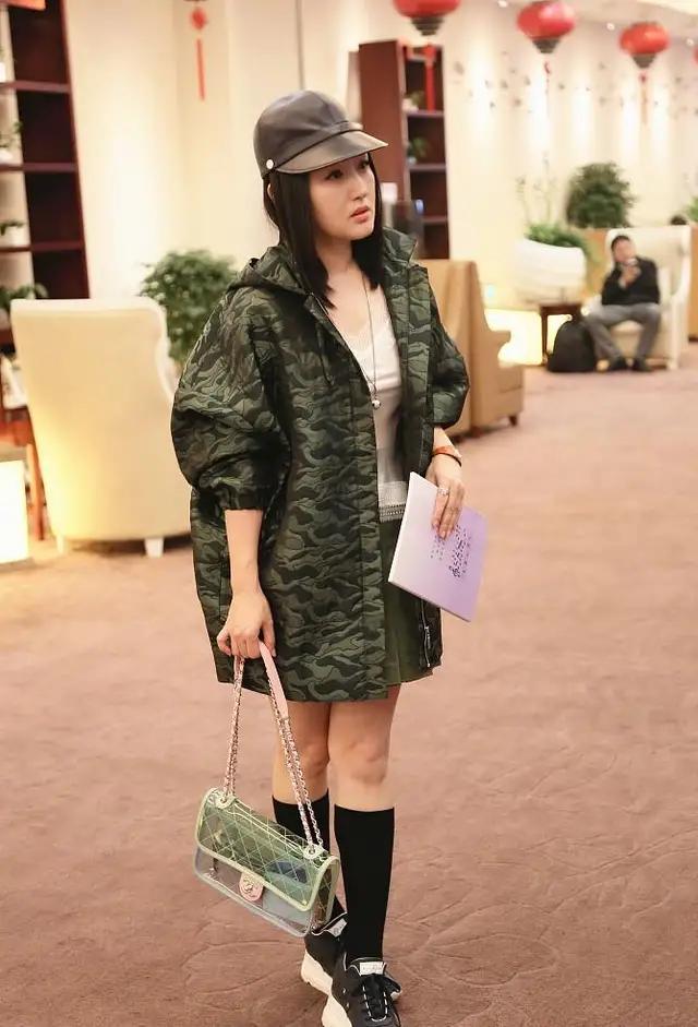 杨钰莹换个风格美出新高度！迷彩绿外套配百褶裙潇洒个性，真酷