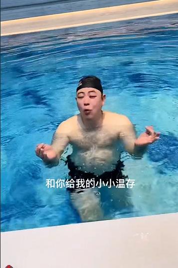 49岁高亚麟冬天游泳锻炼,泡水太久脸都冻红,身材仍胖肚腩突出