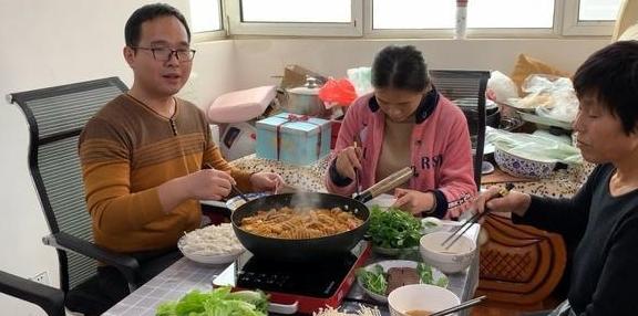 妹妹过生日，在家里吃火锅庆祝，4人花50块钱，下雪天吃得真舒服