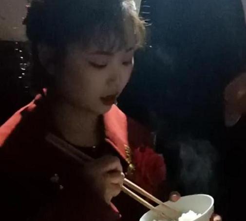 女孩晒结婚酒席被吐槽环境差，引发网友争议，女子：不想坐享其成