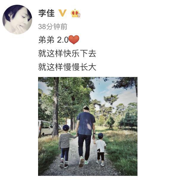 靳东夫妇罕见同框，重新嫁人二婚的李佳，现在过得有多幸福