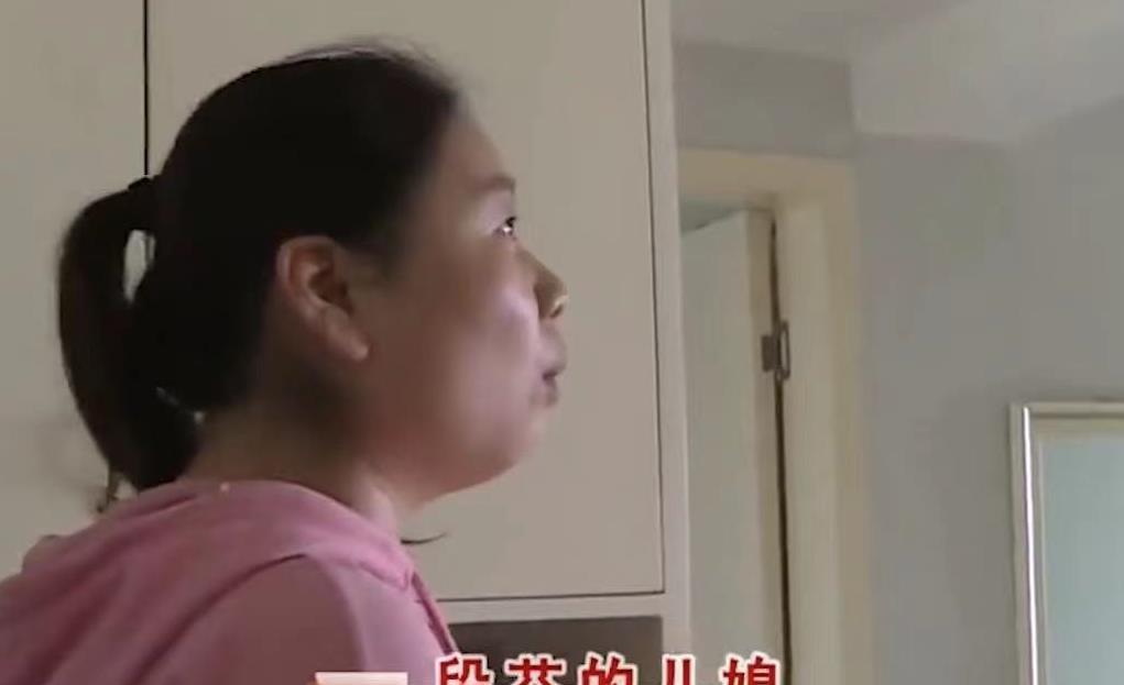 32岁男子吃饭要母亲喂，妻子忍不了提离婚，婆婆：给40万否则免谈