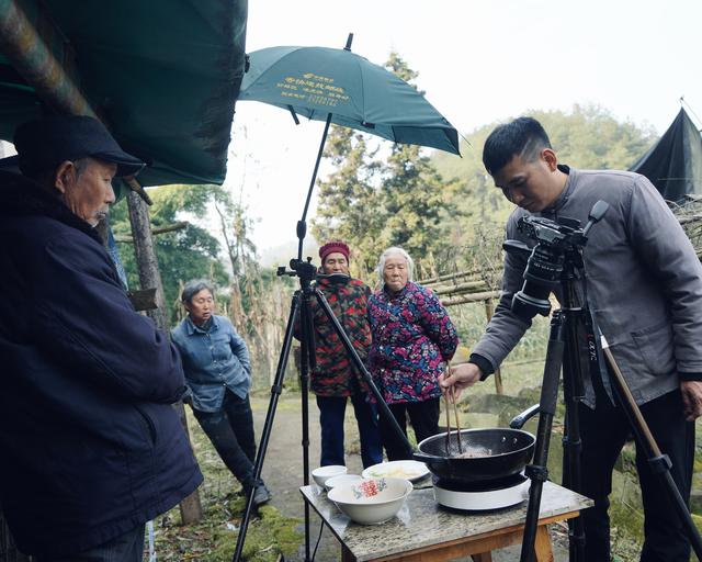 功夫+农家土菜 他在偏远山村做美食主播火了