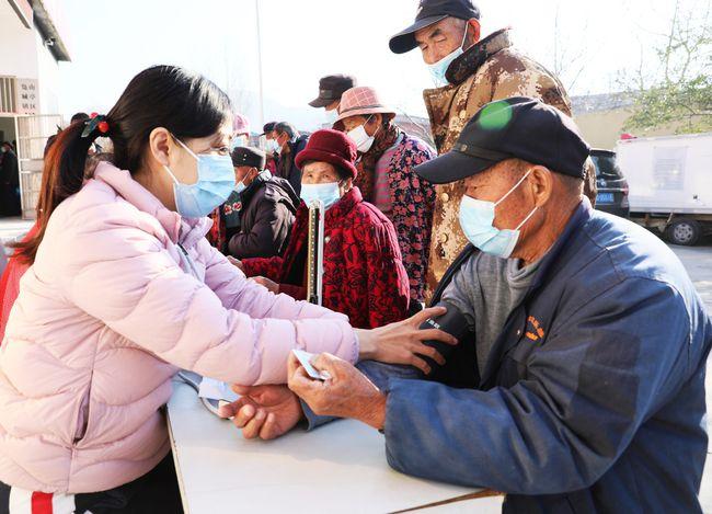 医疗专家山亭区凫城镇义诊暖民心