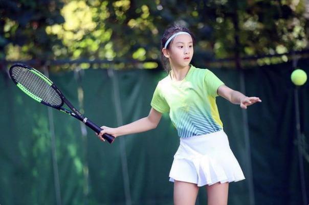 田亮晒女儿森碟运动照，12岁身高接近170，腿部线条超优越