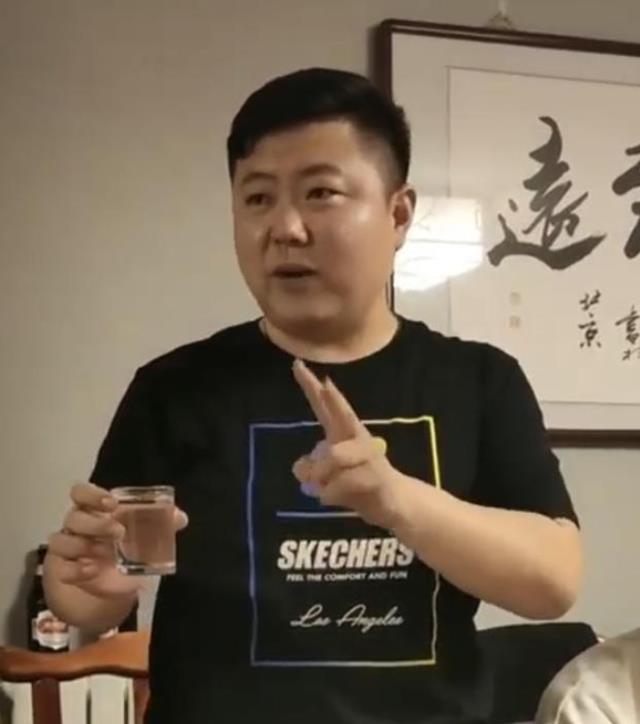 德云六队聚餐，高久成酒后成哥，身为队长的张鹤伦为他捏了把汗！