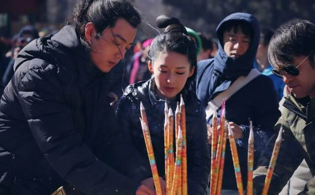 肖战《狼殿下》曝花絮，顶剧烈风沙拍摄落病根，难怪他总红着眼！