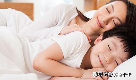 女儿生孩子，妈妈探望却被误认为姐姐，网友：最美丈母娘错不了！