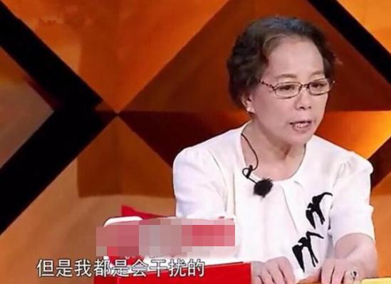 42岁朱雨辰恋情曝光？亲密手挽神秘女回家，曾被妈妈拆散2段感情