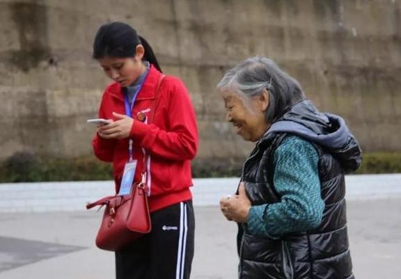 高龄产妇&quot;赌气&quot;生二胎，孩子出生后，却反咬大女儿一耙