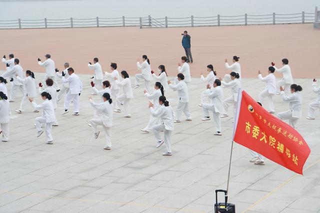 全民健身一起来！汨罗江畔百名太极拳协会会员共展太极神韵