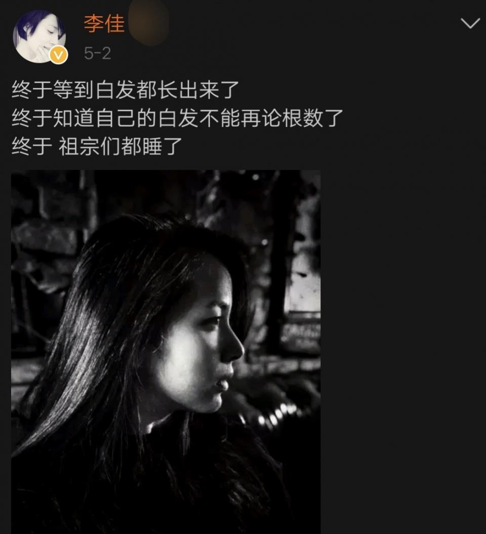 靳东妻子近照罕曝光！皮肤蜡黄头发泛白，参加儿子活动行为俏皮