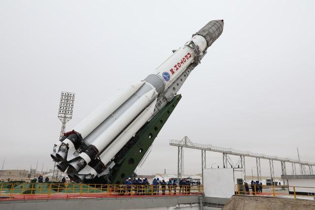 俄罗斯质子-M 运载火箭已经竖起，将于13日发射两颗快车通信卫星
