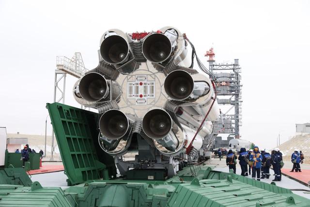 俄罗斯质子-M 运载火箭已经竖起，将于13日发射两颗快车通信卫星