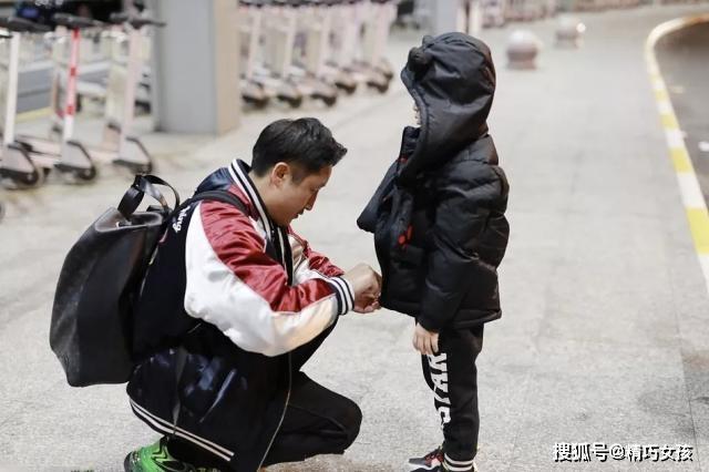 邹市明一家四口走机场，冉莹颖大冷天穿皮草秀腿，短裙提到胃霸气