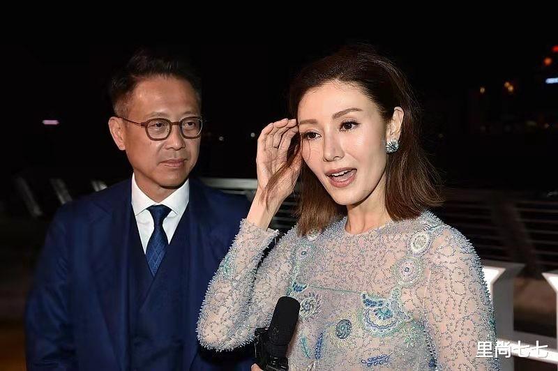 年过五十依旧“美的高级”，李嘉欣和丈夫现身活动，冰蓝色透视