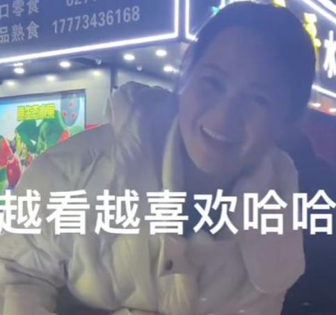 女儿偷偷带男友回家，妈妈表情瞬间转换和女儿撒娇：怎么可以这样