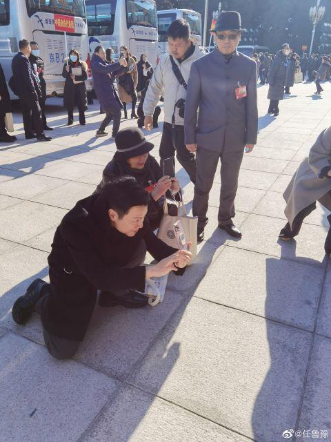 央视主持人朱迅素颜照曝光 任鲁豫为其单膝跪地拍照 自侃佩服的 “五体投地”