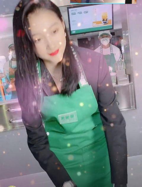 关晓彤现身自家奶茶店，亲自当服务生招呼顾客